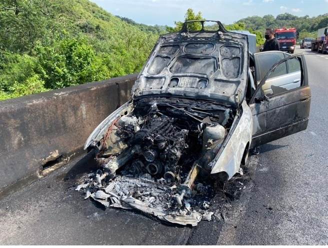 黃老的車輛幾乎全毀。（翻攝照片／李京昇苗栗傳真）