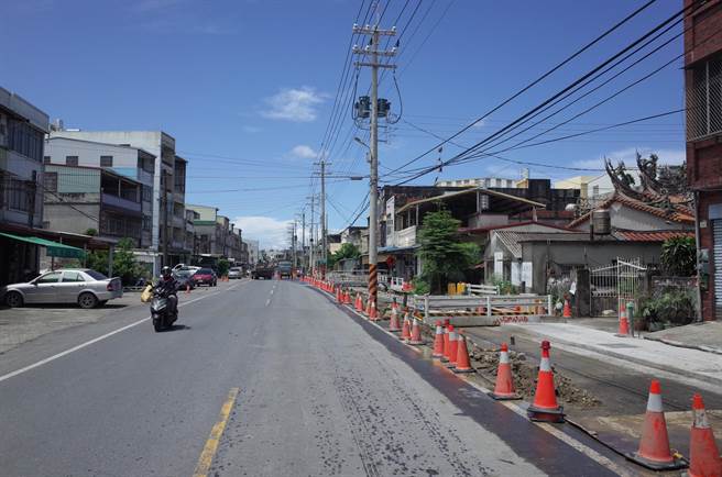 台19甲線拓寬工程目前正在施工，後續自來水管降埋需停水施工，施工日期預計在六月底，影響戶數將近1萬戶。（邱志偉服務處提供／林瑞益高雄傳真）