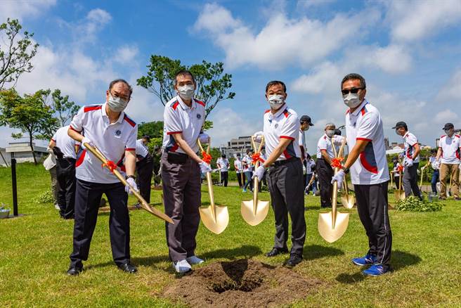 桃园市政府秘书长黄治峯(右二)、华航董事长谢世谦(左二)、总经理高星潢(左一)及企业工会理事长刘惠宗(右一)举办ESG植树活动。（华航提供）