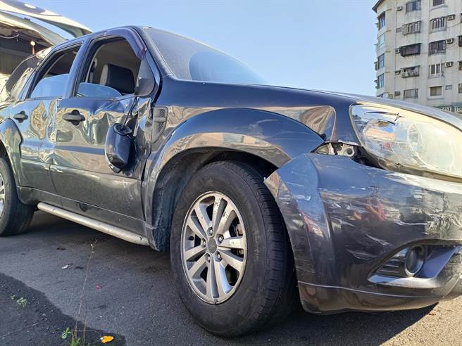 游男的車輛因追逐林男而發生車禍，車子嚴重受損。（警方提供）