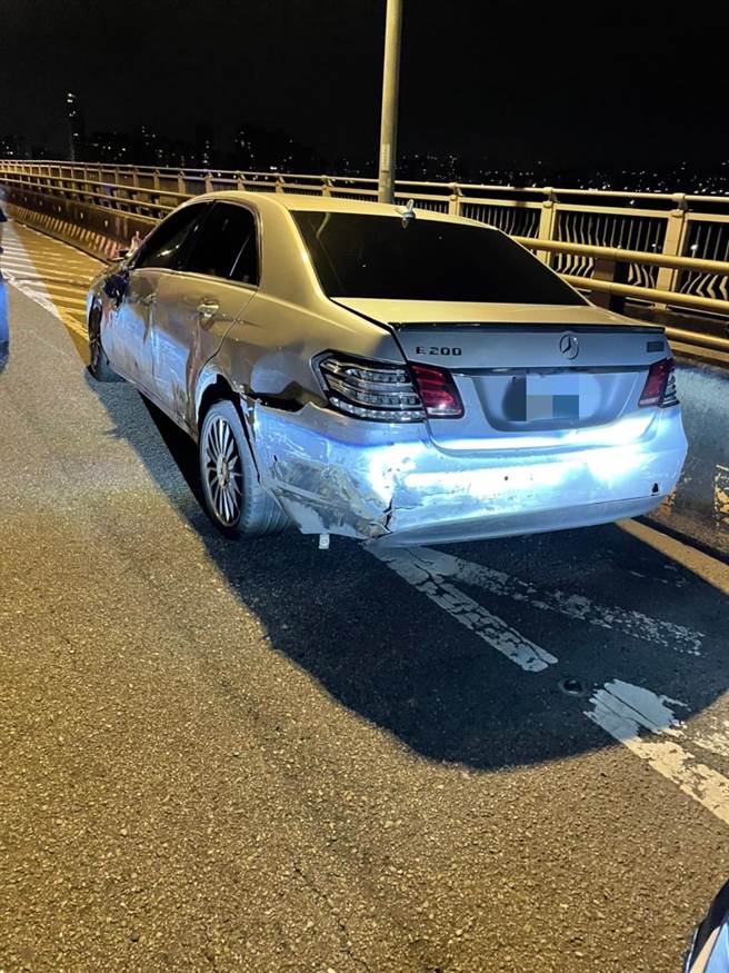 林男的賓士車也撞得亂七八糟。（警方提供）