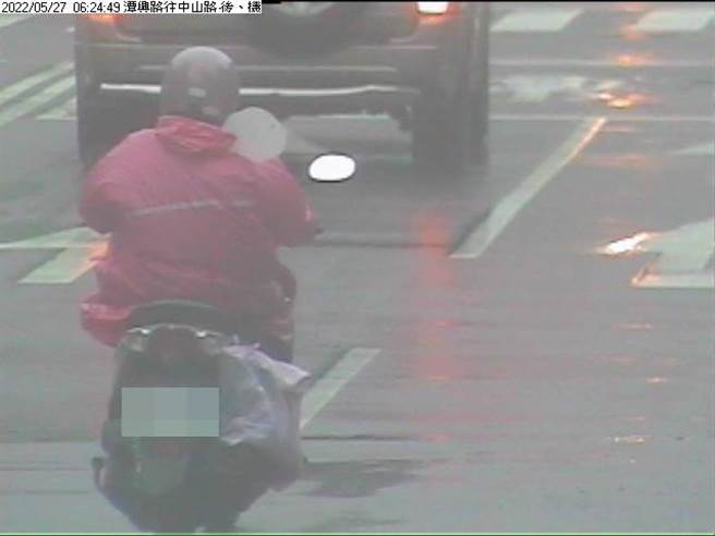 洪姓婦人日前騎機車外出上班，將背包綁在車尾。（民眾提供）