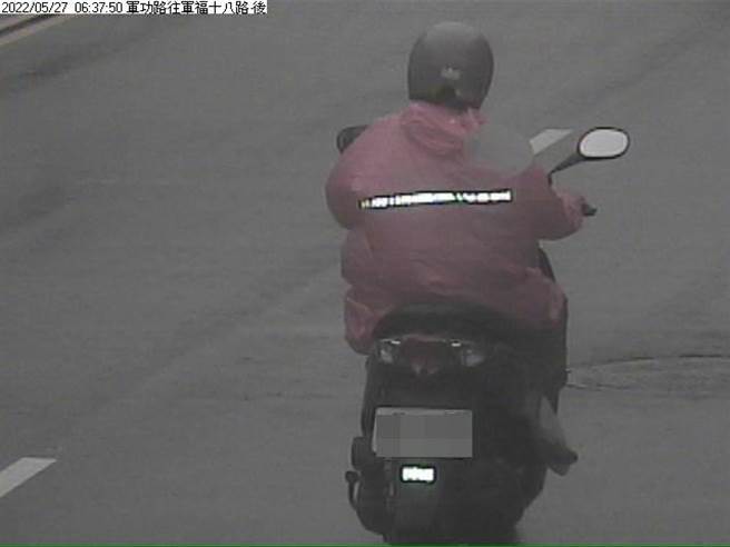 洪姓婦人日前騎機車外出上班，將背包綁在車尾，中途背包突然不翼而飛。（民眾提供）