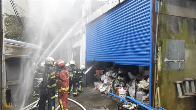 北市內湖鐵皮倉庫火警，消防局搶救中。（翻攝畫面）