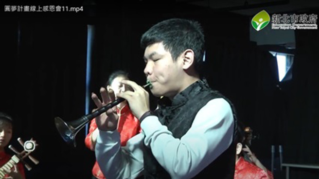 深坑国中陈俊志同学与国乐社合奏感恩基金会的栽培。(图/新北市教育局提供)