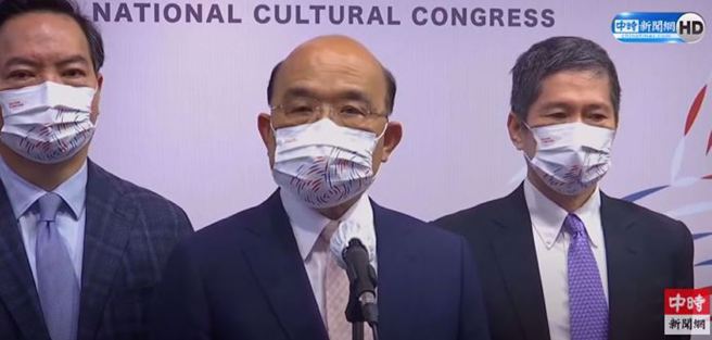 行政院長蘇貞昌（中）28日放話法辦藝人郭彥均，引起公憤。（翻攝自中時新聞網直播影片）