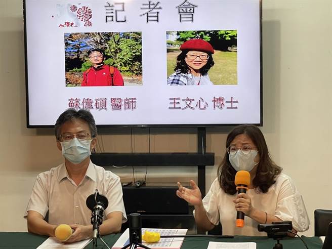 國內新冠肺炎疫情持續嚴峻，反萊豬醫師蘇偉碩與高醫大博士王文心提出美國及南非的研究報告，均顯示出Omicron變種病毒對幼兒及青少年威脅極大，政府卻執意逐漸開放相關防疫規範，蘇偉碩狠批，政府為了選舉草菅人命。（洪浩軒攝）