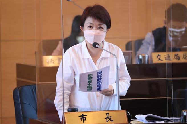 台中市長盧秀燕說，中央疫苗撥給數量不足，就像爸爸家用給不夠，卻罵媽媽算帳。(林欣儀攝)