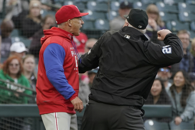 费城人总教练吉拉迪(左)被主审驱逐出场。（美联社资料照）