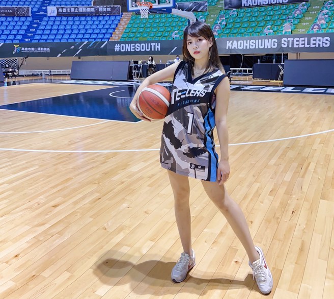 钢铁人啦啦队芮恩。(高雄钢铁人提供)