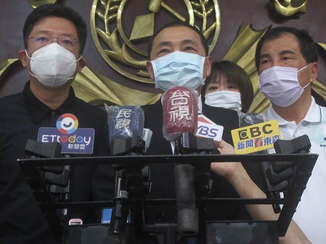 新北市长侯友宜（中）表示，面对疫情，大家都要全心全力把防疫做好，用积极正向态度守护每个人民生命，希望疫情能够守住，让大家平安度过难关。（陈慰慈摄）