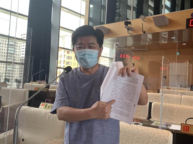 国民党台中市议员陈政显拿出教育部公文，指幼儿园学童疫苗接种必须到诊所，是中央规定，呼吁绿营民代先看清楚。(林欣仪摄)
