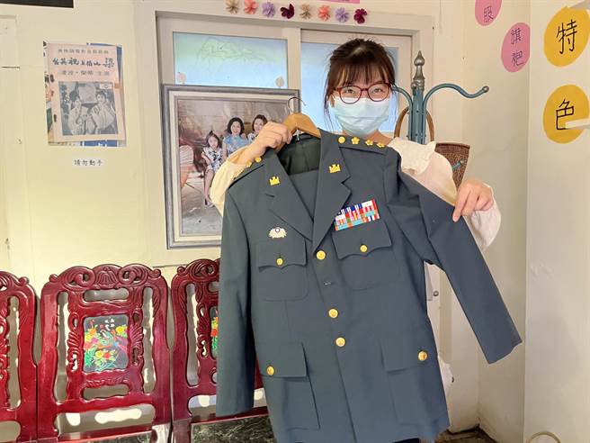 主题展「眷村那些事」展出上校级军常服。（港区艺术中心提供／陈淑娥台中传真）
