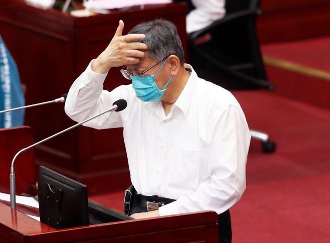 台北市長柯文哲日前確診後30日凌晨解隔離，下午前往市議會進行總質詢。(陳怡誠攝)
