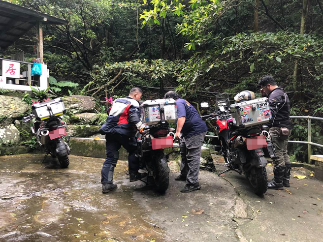 有民眾前往宜蘭縣礁溪鄉跑馬古道健行，發現3名男子騎乘紅牌重型機車，闖入寬度不到1米的步道。（民眾提供／吳佩蓉宜蘭傳真）