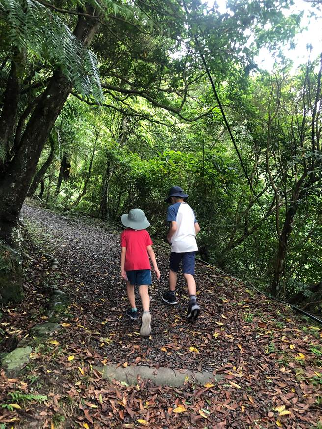 有民眾帶著2個就讀國小的兒子，前往宜蘭縣礁溪鄉跑馬古道健行，發現3名男子騎乘紅牌重型機車，闖入寬度不到1米的步道。（民眾提供／吳佩蓉宜蘭傳真）