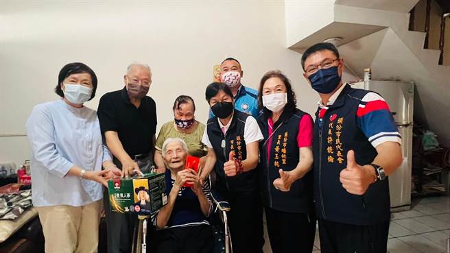 头份市长罗雪珠今天亲自到访百岁人瑞长辈，并致赠礼金及礼盒。（头份公所提供／李京升苗栗传真）