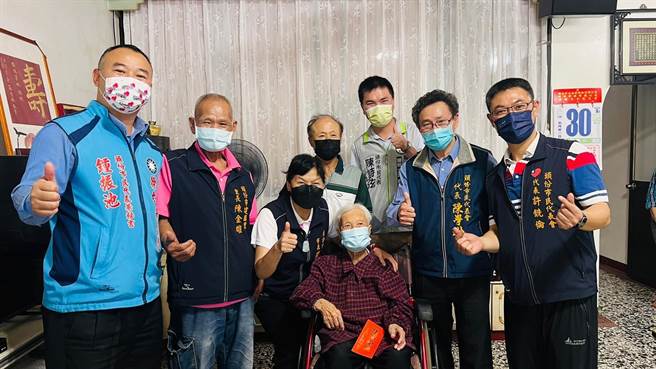 头份市长罗雪珠致赠礼金及礼盒给百岁长辈。（头份公所提供／李京升苗栗传真）