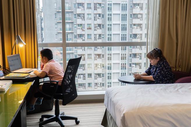 台中公園智選假日飯店即日起推出由家長陪同入住的「親子防護專案」。（台中公園智選飯店）