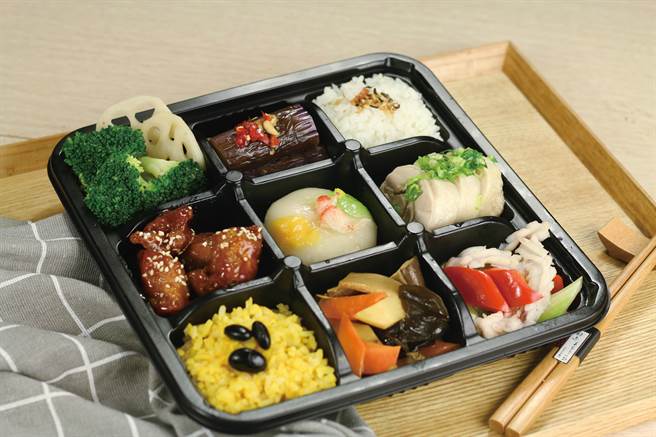 台中星享道酒店為逢甲商圈指標，鼓勵外帶每日餐盒一律120元起，規劃一系列為生活打氣的打氣便當。（星享道酒店提供）