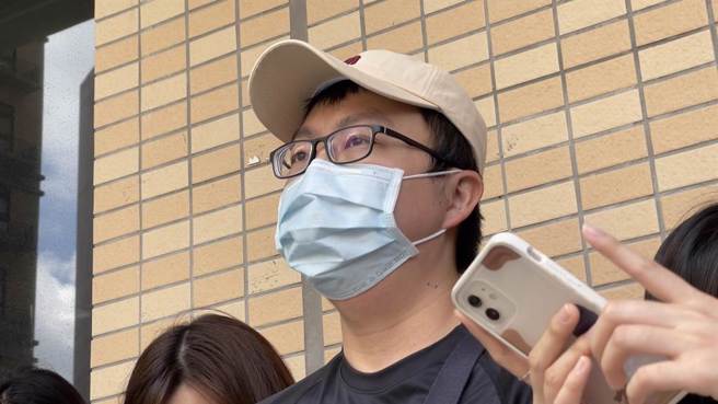 男童爸今天出面控诉，想知道这关键的81分钟究竟发生什么事？陈时中今天说，1922也有录音机制，若有需要也可申请录音檔。图为男童爸今日上午受访照。（图／记者吕健豪摄影）