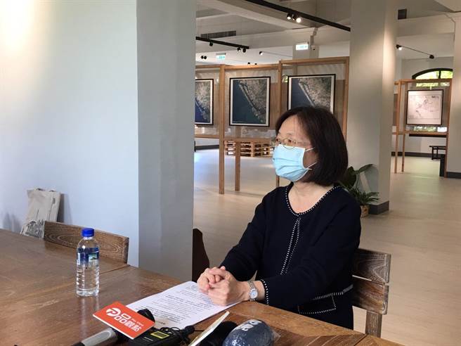 今日上午台灣港務公司業務副總鄭淑惠採訪回應，稱與進出口業者溝通後，大部分業者願意接受10％的漲幅。（崔正綱攝）