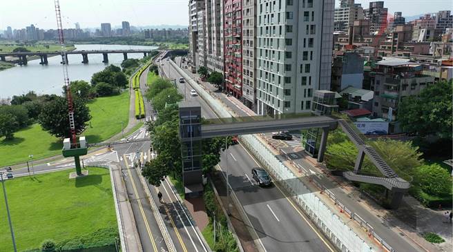 纪州庵跨堤电梯陆桥，预计6月10日完工，将成为继万华区水岸的第二座无障碍陆桥。（网溪里里长夏万浪提供／张芷瑜台北传真）