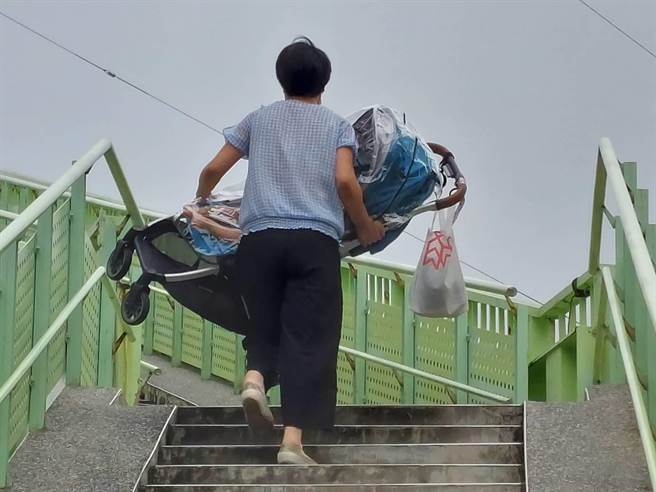 纪州庵陆桥原处本来有一座旧楼梯，但坡度陡就像爬好汉坡，家长要扛娃娃车上楼梯，不仅辛苦也危险。（网溪里里长夏万浪提供／张芷瑜台北传真）