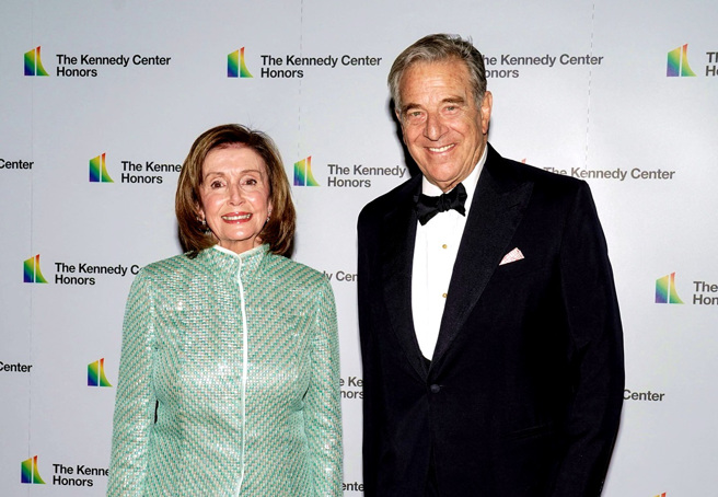 美國民主黨籍眾議院議長裴洛西（Nancy Pelosi）的82歲丈夫保羅．裴洛西（Paul Pelosi，上圖右），28日深夜傳出因為酒駕被捕。（資料照／路透社）