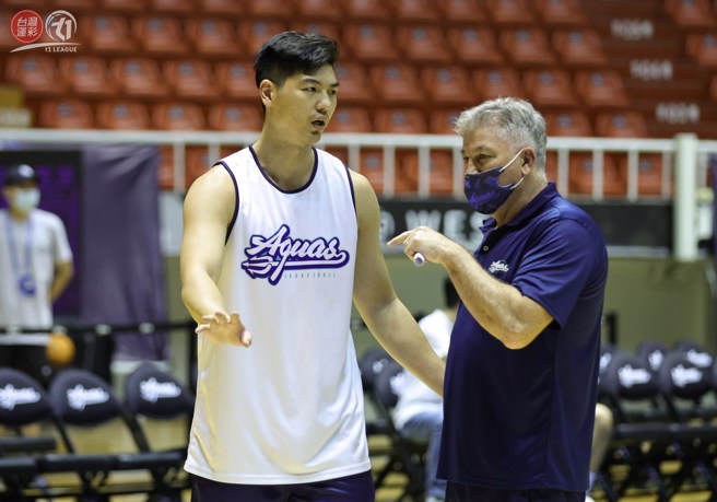 海神总教练乔伊斯(右)跟胡珑贸积极讨论战术。(T1联盟提供)