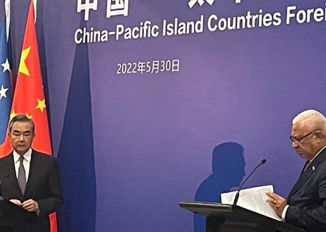 中國國務委員兼外長王毅（左）與斐濟總理姆拜尼馬拉馬（右）。（東網）