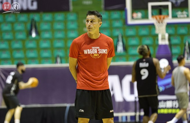 太阳总教练卡米诺斯走进凤山体育馆内还以为冷气坏了。(T1联盟提供)