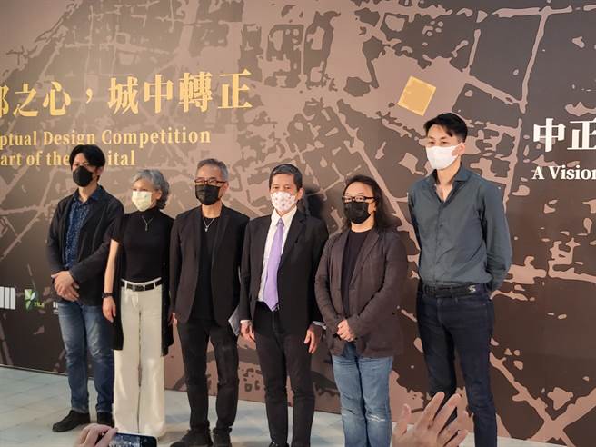 今日下午文化部長李永得（右三）出席「中正紀念堂園區新願景概念競圖」記者會。（李欣恬攝）