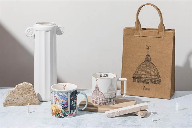 星巴克奇美博物館門市首賣三款商品，包含馬克杯和提袋，充分展示當地藝文氣息。（星巴克提供）