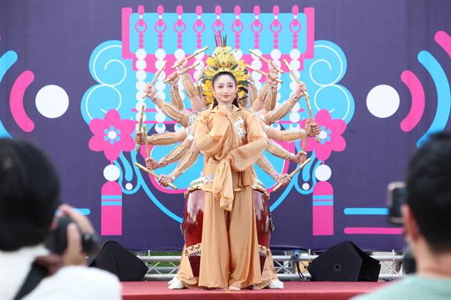 宋坤传艺本次在阵头匯演中展演「祈福千手鼓」，受到民眾热烈掌声。（港区艺术中心提供）