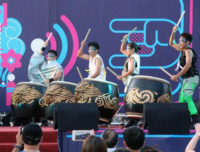 九天民俗技艺团的「炫音版尬阵」，演出者振奋着展现力与美。（港区艺术中心提供）