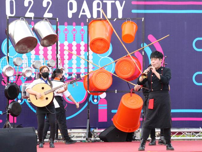 采风乐坊演出「阿铭上菜」，精彩演出媲美韩国音乐剧「乱打秀」。（港区艺术中心提供）