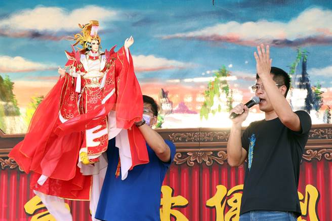 台中木偶剧团在本次的会匯演请出妈祖木偶，祈求疫情赶快过去。（港区艺术中心提供）