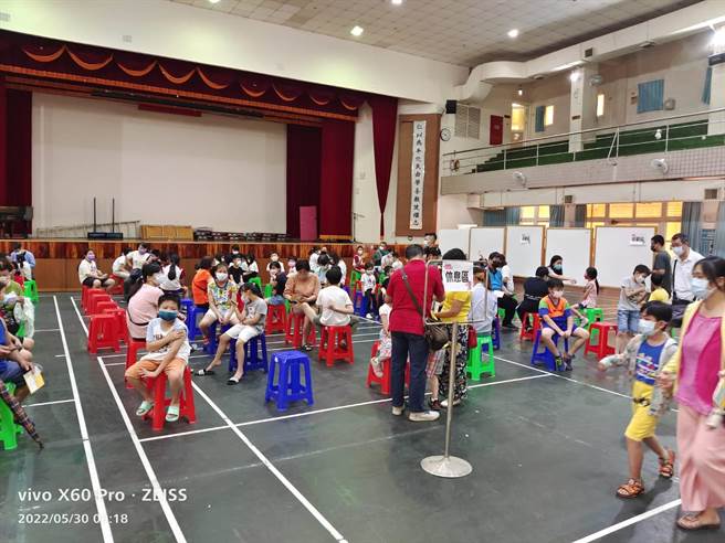 屏縣府啟動入校施打兒童疫苗，強調端午連假前夕將完成全線施打。(屏縣府提供)