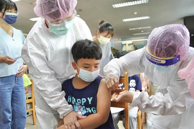 屏縣府啟動入校施打兒童疫苗，強調端午連假前夕將完成全線施打。(屏縣府提供)