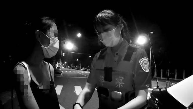 身材火辣的周姓女子於友人家中喝酒聚會，事後騎著摩托車回家，違規騎在人行道上，被當時巡邏的員警攔下。（翻攝照片／崔正綱高雄傳真）