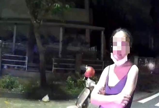 盤查過程中聞到周女散發出濃濃酒氣，進行酒測後超標，當場將其逮捕。（翻攝照片／崔正綱高雄傳真）