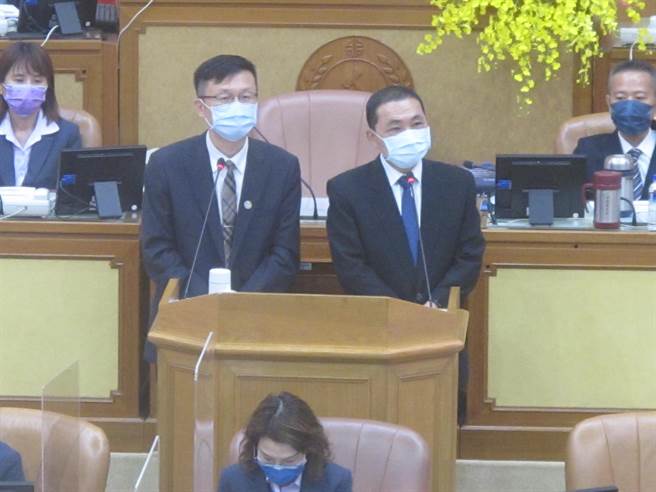 新北市議會民進黨團針對遠距教學問題進行總質詢，建議市府開設暑期加強輔導班，市長侯友宜（右）及教育局長張明文上台備詢。（陳慰慈攝）