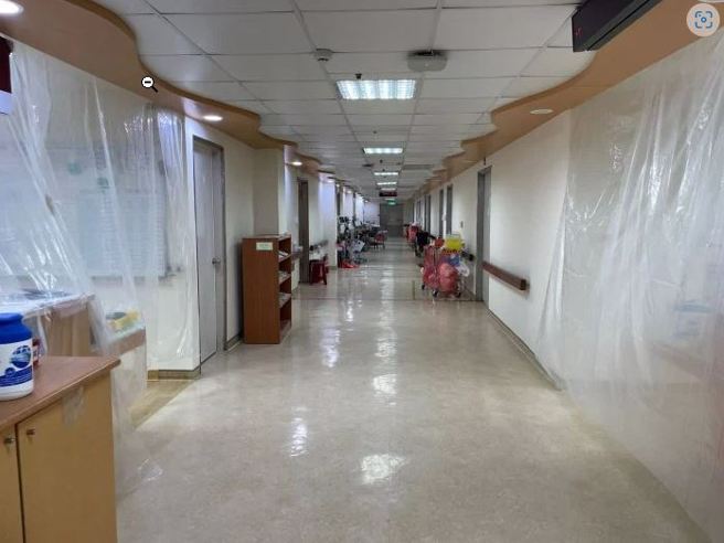 高雄市立民生医院遭院内护理师踢爆专责病房环境差，高温不开冷气，隔离也不确实。民生医院回应，院内所有照护皆依据中央流行疫情指挥中心及地方卫生机关指导办理，相关设备及人力都符合规定，勿以讹传讹重挫医护信心。（取自Dcard护理版／袁庭尧高雄传真）
