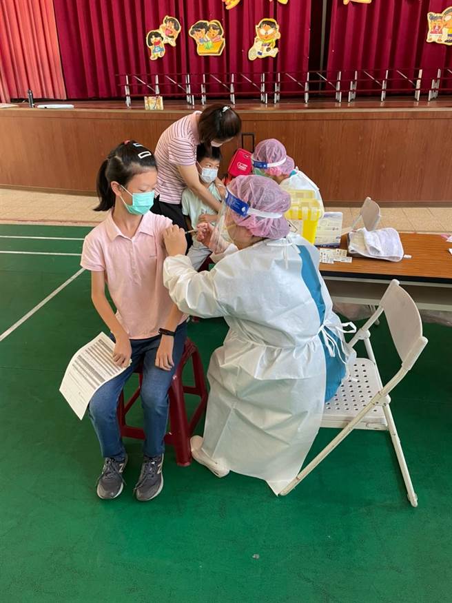 南投31日起開放診所打BNT疫苗，5歲幼兒衛生所接種。（南投縣政府提供／廖志晃南投傳真）