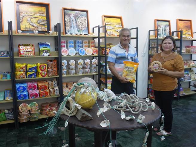 疫情衝擊老幼福利服務，雲林縣口湖鄉成立社區型柑仔店籌募經費。（張朝欣攝）