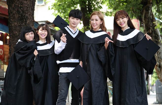 許瑜（左起）、阿樂、拐拐、倪暄攜手拍攝古曜威（中）新歌MV。（陳俊吉攝）