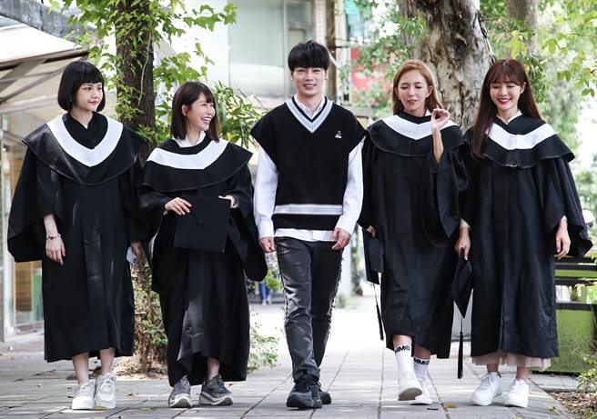 許瑜（左起）、阿樂、拐拐、倪暄攜手拍攝古曜威（中）新歌MV。（陳俊吉攝）