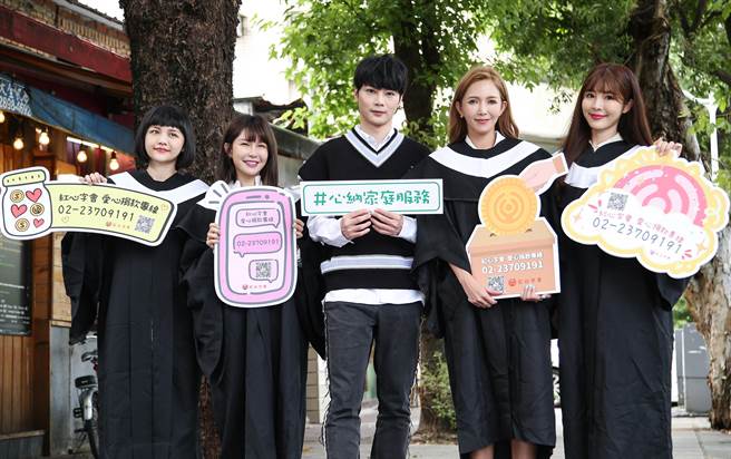 許瑜（左起）、阿樂、古曜威、拐拐、倪暄化身「紅心向日葵獎助學金」公益大使。（陳俊吉攝）