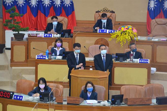 新北市议员廖宜琨要求市府设置临时合法暂置场存放可燃性废弃物。对此，环保局长程大维表示，目前合法事业废弃物暂置场已有42处，可存放5.6万吨垃圾。（蔡雯如摄）